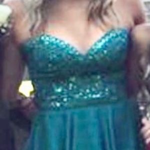 Beautiful green irradesant cocktail, homecoming/prom dress like new